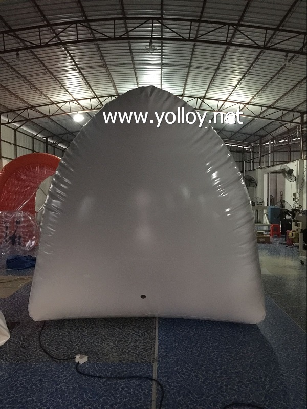 Airtight inflatable structure for making snow house